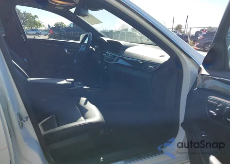 2011 Mercedes-Benz E 350 z USA, uszkodzony, nr VIN WDDHF5GB7BA359807